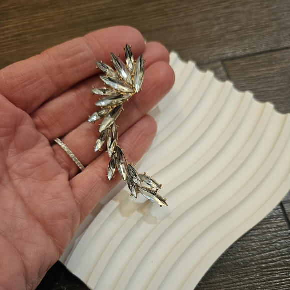 NEW ✨️ Single Gold & Crystal Leaf Design Ear Crawler/Cuff Earring - Picture 4 of 10